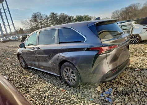 2021 Toyota Sienna Le z USA, uszkodzony, nr VIN 5TDKRKEC8MS037510